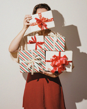 femme qui porte plein de cadeaux