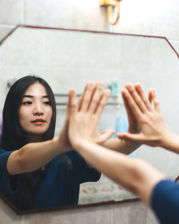 une femme qui se regarde dans le miroir