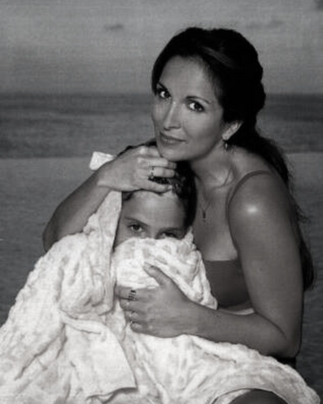 La chanteuse Hélène Ségara mère célibataire