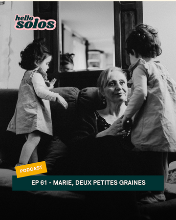 Dans cet épisode du podcast HelloSolos, Marie raconte comment elle est devenue maman solo de jumelles à cinquante ans