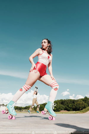 Femme pratiquant du roller en plein air, dans une ambiance détendue – mouvement et bien-être en été