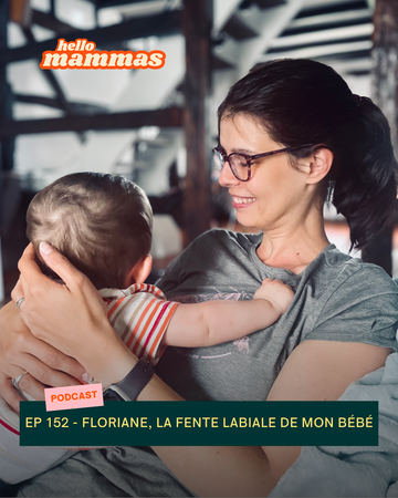 Une maman souriante avec son bébé dans les bras