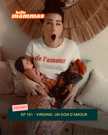 une maman fatiguée avec ses jumelles dans les bras