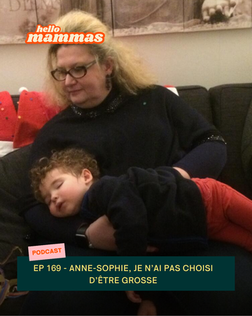 Une maman et son fils endormi dans ses bras