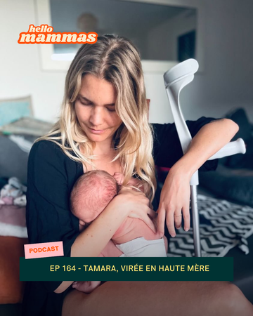 une maman avec son bébé et ses béquilles