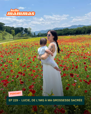 une maman et son bébé dans un champs de fleurs
