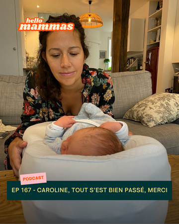 Une maman qui regarde son bébé dans son couffin