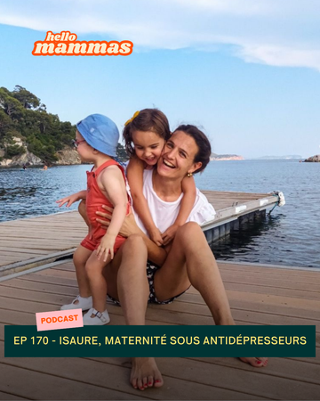 Une mère et ses deux enfants sur un ponton qui sourient