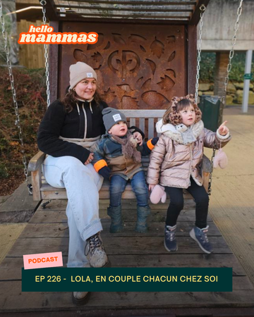 une maman et ses deux filles sur une balançoire