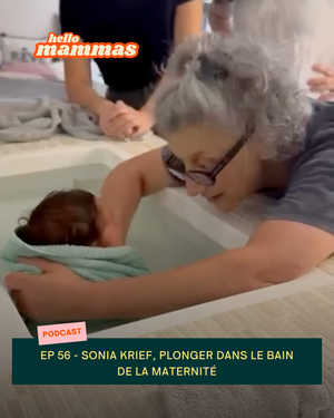 Sonia Krief donne le bain à un bébé