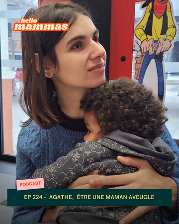 une maman aveugle avec son petit garçon dans les bras