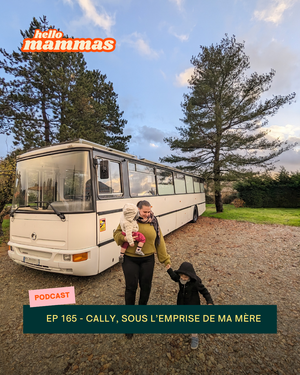 une maman et ses deux enfants devant le bus avec lequel ils vont faire un tour d'Europe